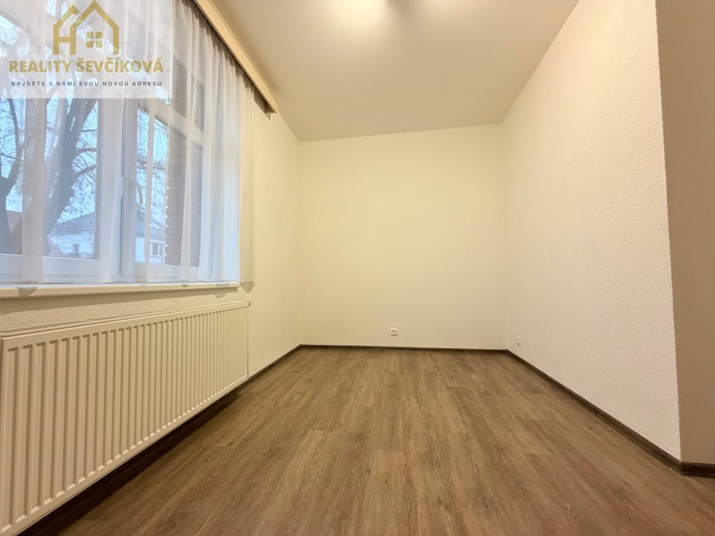 Pronájem 3+kk s parkovacím stáním a předzahrádkou, 90 m2 – Pouchovská