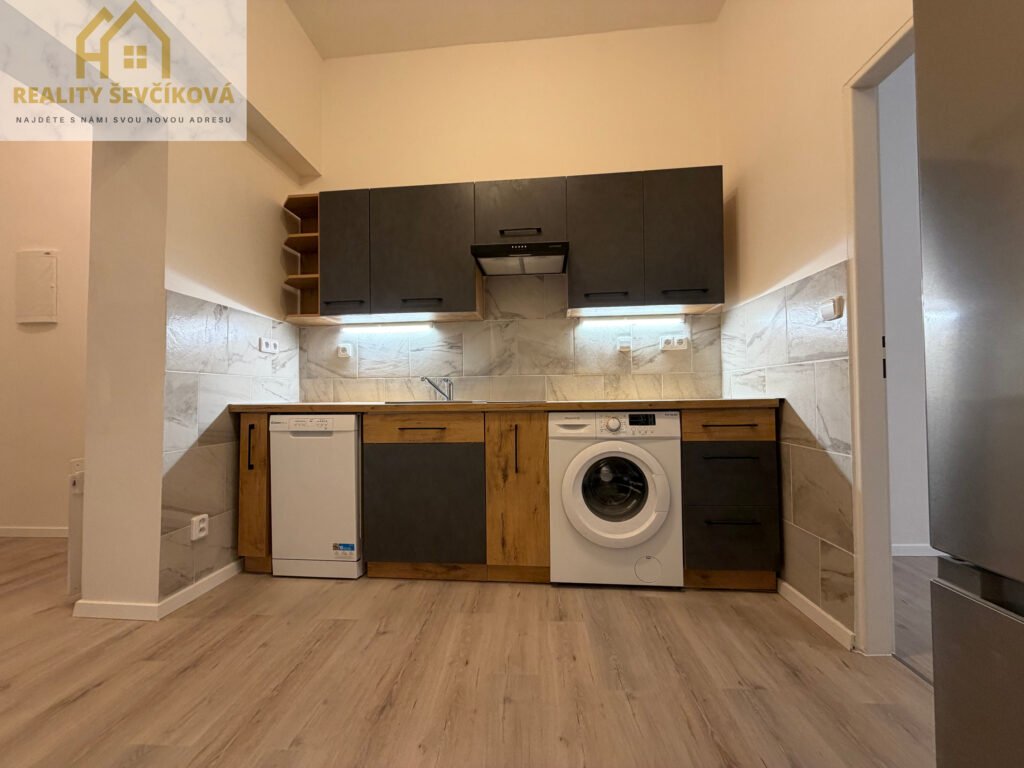 Pronájem 2+1 po celkové rekonstrukci, 51 m2 – Velké náměstí