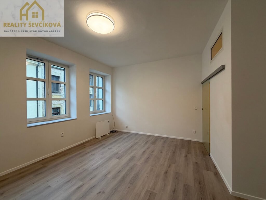 Pronájem 2+1 po celkové rekonstrukci, 51 m2 – Velké náměstí