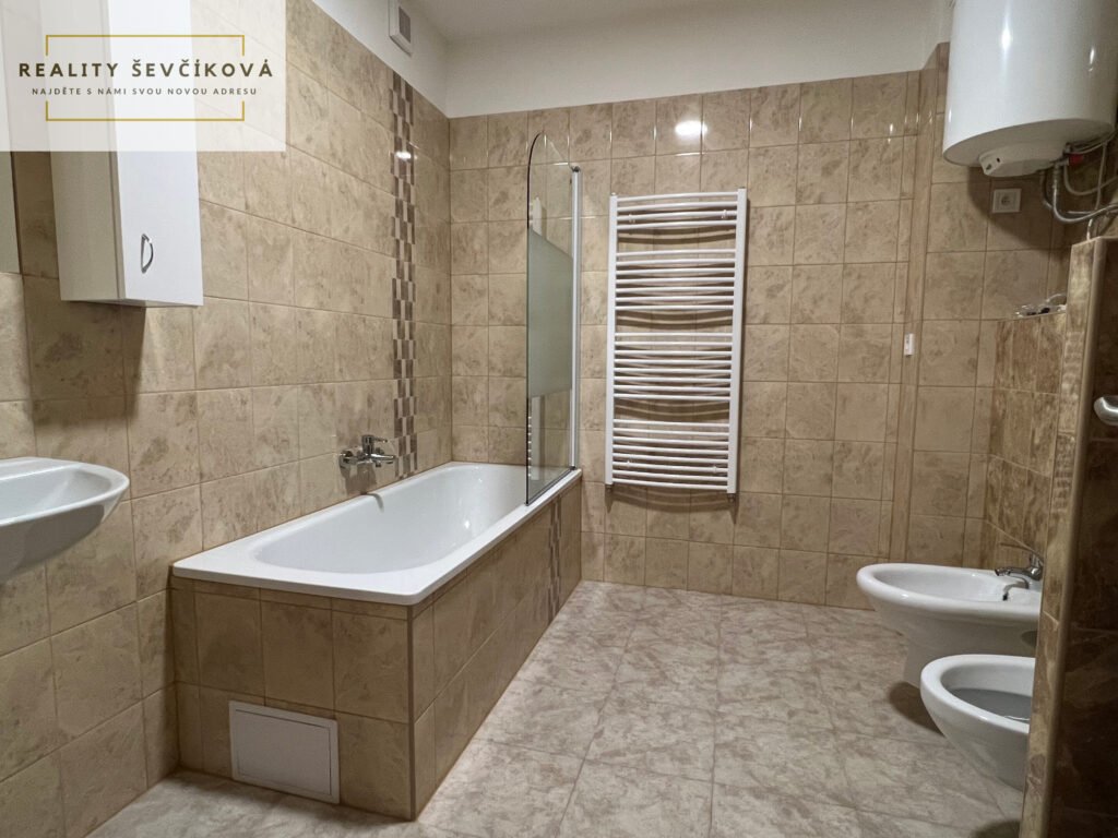 Pronájem pěkného 2+kk v centru, 52 m2 – Holice