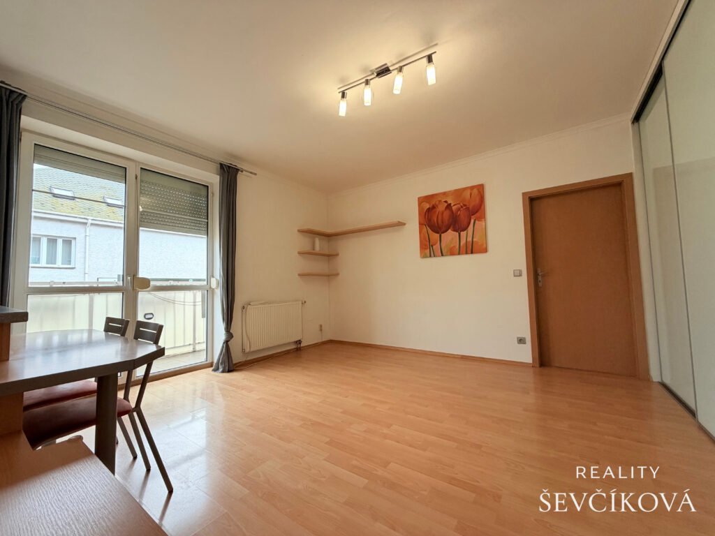Pronájem pěkného 2+kk s balkónem, 50 m2 – Šmilovského