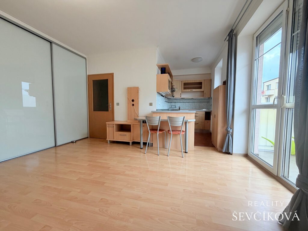 Pronájem pěkného 2+kk s balkónem, 50 m2 – Šmilovského