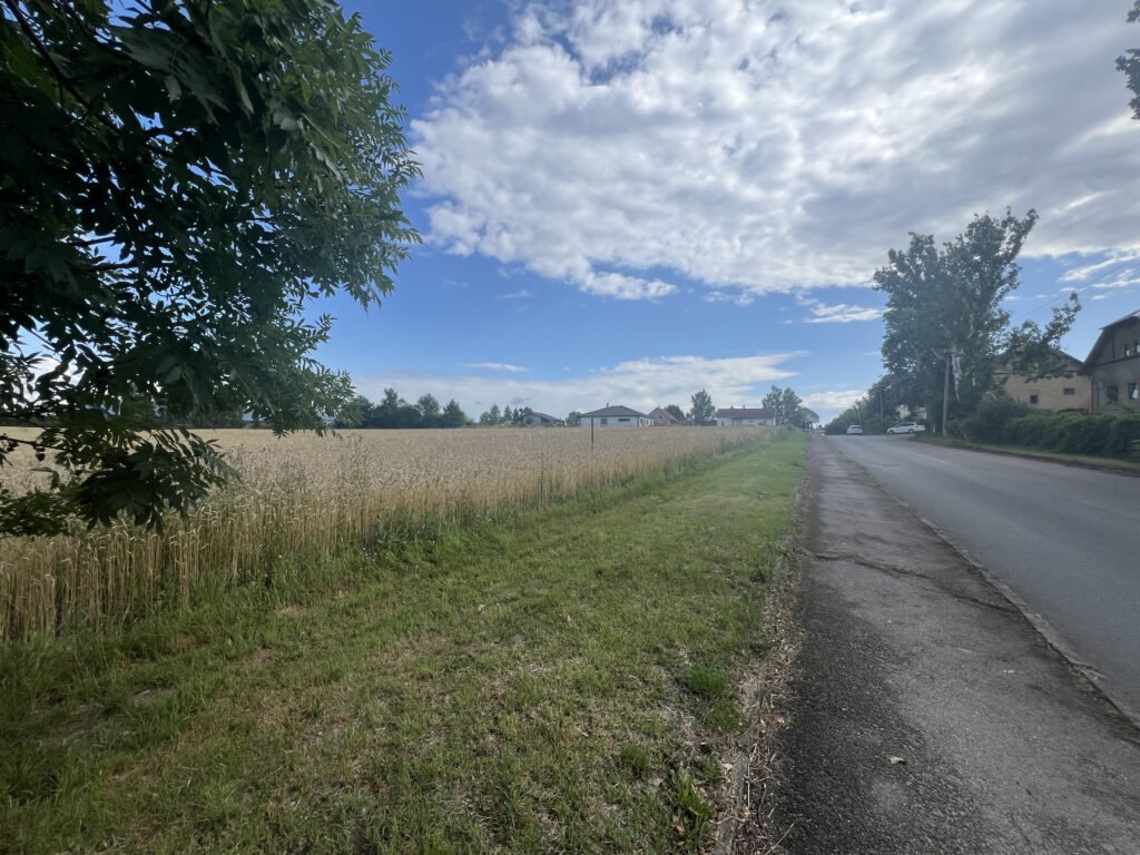 Rovinatý stavební pozemek